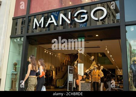 London - September 2020: Einkäufer, die am Mango-Laden in der Oxford Street im Westen vorbeilaufen Stockfoto