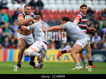 Leicester Tigers' Ellis Genge (links) wird angegangen Stockfoto