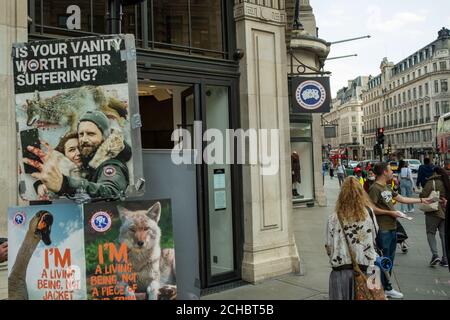 London - September 2020: PETA protestiert vor dem Canada Goose Store in der Regent Street, kritisch gegenüber den Firmen, die Tiere zur Herstellung ihrer Produkte verwenden Stockfoto