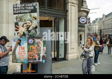 London - September 2020: PETA protestiert vor dem Canada Goose Store in der Regent Street, kritisch gegenüber den Firmen, die Tiere zur Herstellung ihrer Produkte verwenden Stockfoto