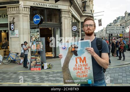 London - September 2020: PETA protestiert vor dem Canada Goose Store in der Regent Street, kritisch gegenüber den Firmen, die Tiere zur Herstellung ihrer Produkte verwenden Stockfoto