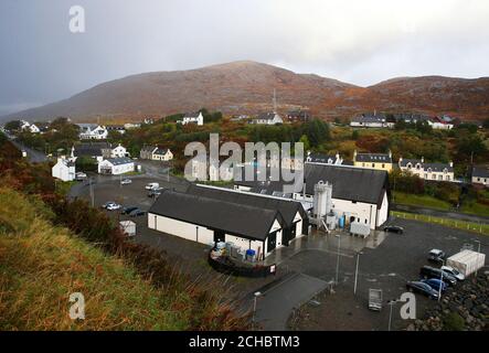 Eine allgemeine Ansicht der Isle of Harris Distillery, die offiziell von Prince Charles während eines Besuchs der Brennerei eröffnet wurde, besichtigte das Gebäude und traf Mitarbeiter, Unterstützer der Brennerei und Mitglieder der lokalen Gemeinschaft in Tarbert auf der Isle of Harris. DRÜCKEN Sie VERBANDSFOTO. Bilddatum: Dienstag, 18. Oktober,2016. Bildnachweis sollte lauten: Andrew Milligan / PA Wire. Stockfoto