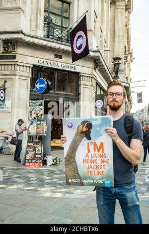 London - September 2020: PETA protestiert vor dem Canada Goose Store in der Regent Street, kritisch gegenüber den Firmen, die Tiere zur Herstellung ihrer Produkte verwenden Stockfoto