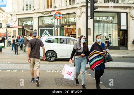 London - September 2020: Shopper in der Oxford Street tragen Covid 19 Gesichtsmasken Stockfoto