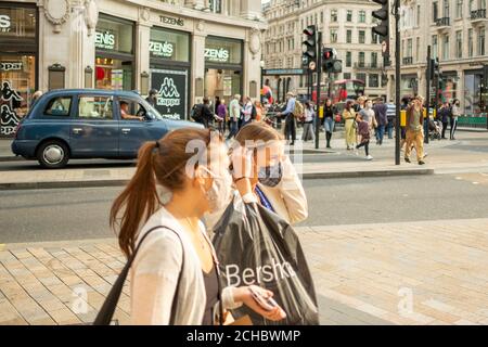 London - September 2020: Shopper in der Oxford Street tragen Covid 19 Gesichtsmasken Stockfoto