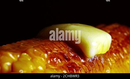 Butter schmilzt auf frisch gekochtem Mais. Stockfoto
