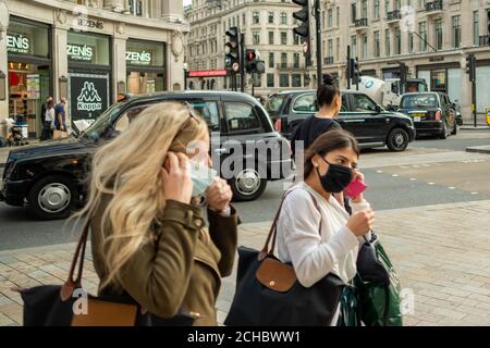 London - September 2020: Shopper in der Oxford Street tragen Covid 19 Gesichtsmasken Stockfoto