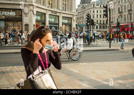 London - September 2020: Shopper in der Oxford Street tragen Covid 19 Gesichtsmasken Stockfoto