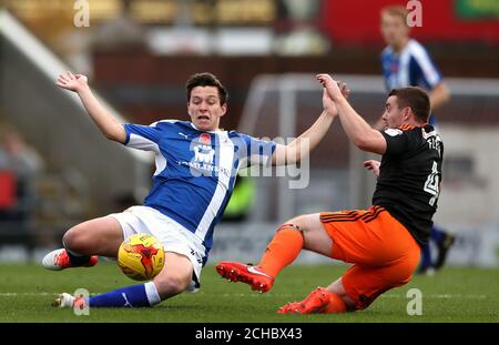 John Fleck von Sheffield United (rechts) und Connor Dimaio von Chesterfield Für den Ball Stockfoto