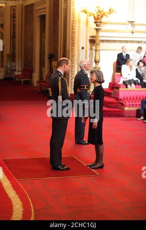 Dame Helen Fraser aus London wird vom Herzog von Cambridge im Buckingham Palace zur Dame Commander des Britischen Imperiums ernannt. Stockfoto