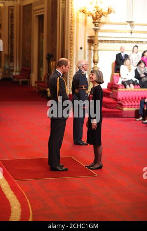 Dame Helen Fraser aus London wird vom Herzog von Cambridge im Buckingham Palace zur Dame Commander des Britischen Imperiums ernannt. Stockfoto