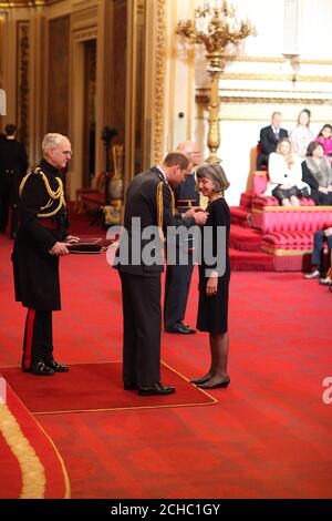 Dame Helen Fraser aus London wird vom Herzog von Cambridge im Buckingham Palace zur Dame Commander des Britischen Imperiums ernannt. Stockfoto