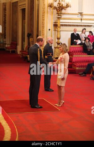 Miss Hannah Fletcher aus London wird vom Duke of Cambridge im Buckingham Palace zum MBE (Mitglied des Order of the British Empire) gemacht. Stockfoto