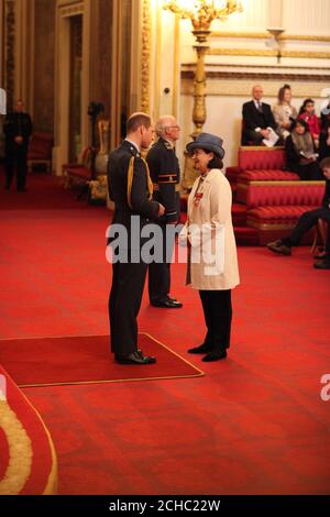 Carolyn Milosevic aus Cambridge wird vom Herzog von Cambridge im Buckingham Palace zum MBE (Mitglied des Order of the British Empire) gemacht. Stockfoto