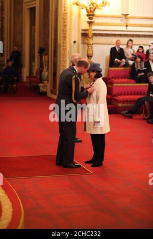 Carolyn Milosevic aus Cambridge wird vom Herzog von Cambridge im Buckingham Palace zum MBE (Mitglied des Order of the British Empire) gemacht. Stockfoto