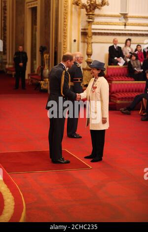 Carolyn Milosevic aus Cambridge wird vom Herzog von Cambridge im Buckingham Palace zum MBE (Mitglied des Order of the British Empire) gemacht. Stockfoto