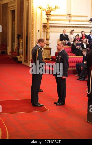 Geschwaderführer Timothy Crichton, Royal Air Force Volunteer Reserve (Training), wird vom Herzog von Cambridge im Buckingham Palace zum MBE (Mitglied des Order of the British Empire) gemacht. Stockfoto