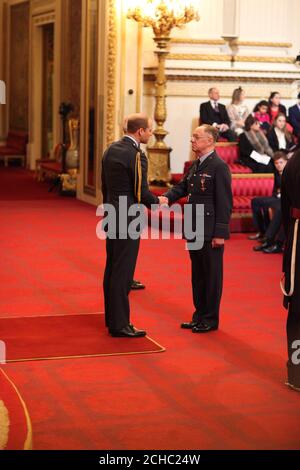 Geschwaderführer Timothy Crichton, Royal Air Force Volunteer Reserve (Training), wird vom Herzog von Cambridge im Buckingham Palace zum MBE (Mitglied des Order of the British Empire) gemacht. Stockfoto