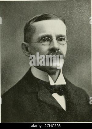 . Fitchburg Vergangenheit und Gegenwart . KOL. CHARLES K. DARLING.Oberst Sechste Reg.. M. V. M. Dartmouth 85: Militärakademie West Point. Fitchburg Sentinel 1890. Verbunden mit Sixth Regt.. M.V.M..seit 1887: Major in der Sechsten während des Spanisch-Amerikanischen Krieges. AppointedUnited States Marshal for Massachusetts 1899. Rechtsanwalt, Boston. LIEUT.-COL. GEORGE H. PRIEST. Lieut.-Oberst Sechste Regt.. M.V. M. eingetragen in Fitchburg Fusiliers,Co. B. Sechster Regt., 1885: Major der Sechsten während des Spanisch-Amerikanischen Krieges. Absolvent der Fitchburg High School. Vier Jahre bei seinem Vater, und seit dem Tod von letzterem im Jahr 1887. manager C. A. Stockfoto