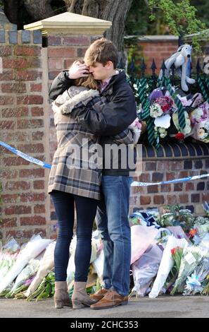 Lydia Wilkinson, die Tochter der Messer-Opfer Peter und Tracey Wilkinson, blickt auf florale Ehrungen mit ihrem Freund in ihrem Familienhaus in Stourbridge, West Midlands. Stockfoto