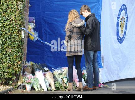 Lydia Wilkinson, die Tochter der Messer-Opfer Peter und Tracey Wilkinson, blickt auf florale Ehrungen mit ihrem Freund in ihrem Familienhaus in Stourbridge, West Midlands. Stockfoto