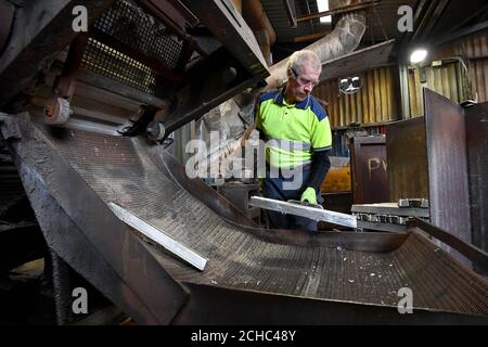 EMBARGOED TO 0001 MITTWOCH MAI 17 REDAKTIONELLE VERWENDUNG NUR Malcolm Brockley Processes verwendet Nespresso Aluminium-Kaffeekapseln in einem Recycling-Zentrum in Cheshire, um den Internationalen Tag des Recycling zu begehen. Stockfoto