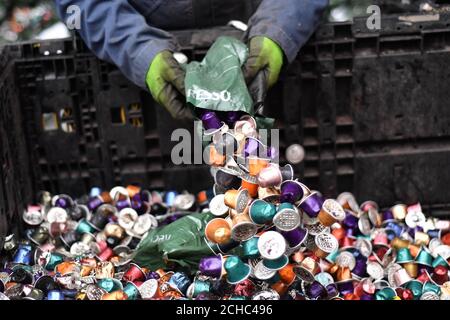 EMBARGOED TO 0001 MITTWOCH MAI 17 REDAKTIONELLE NUTZUNG NUR Nespresso zeigen, wie sie die gebrauchten Aluminium-Kaffeekapseln recyceln, die sie in ihrem Recycling-Zentrum in Cheshire erhalten, um den Internationalen Tag des Recycling zu begehen. Stockfoto