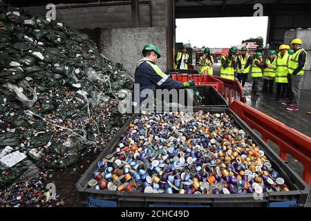 MITTWOCH, 17. MAI 0001 REDAKTIONELLE NUTZUNG ZUM Internationalen Tag des Recycling wird Nespresso den Besuchern gezeigt, wie sie die gebrauchten Aluminium-Kaffeekapseln recyceln, die sie in ihrem Recycling-Zentrum in Cheshire erhalten. Stockfoto