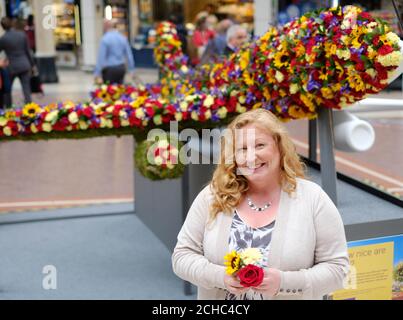 Der Fernsehgärtner Charlie Dimmock enthüllt am Londoner Bahnhof Victoria ein Blumenflugzeug, das aus 10,000 Blumen besteht, die von den neuen Destinationen von Monarch stammen und von Billigfluggesellschaften und Ferienunternehmen stammen. Stockfoto