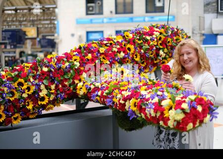 Der Fernsehgärtner Charlie Dimmock enthüllt am Londoner Bahnhof Victoria ein Blumenflugzeug, das aus 10,000 Blumen besteht, die von den neuen Destinationen von Monarch stammen und von Billigfluggesellschaften und Ferienunternehmen stammen. Stockfoto