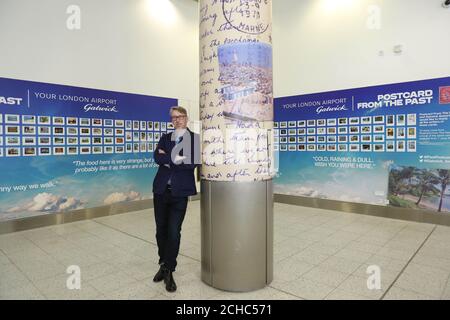 MITTWOCH, 31. MAI 0001 NUR REDAKTIONELLE VERWENDUNG Tom Jackson, Kurator des Twitter-Kontos "Postcard aus der Vergangenheit" enthüllt eine Ausstellung von mehr als 200 Postkarten am Flughafen Gatwick in West Sussex. Stockfoto