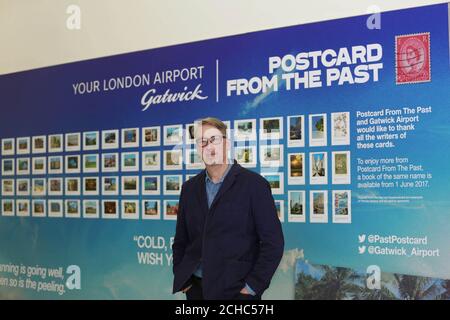 MITTWOCH, 31. MAI 0001 NUR REDAKTIONELLE VERWENDUNG Tom Jackson, Kurator des Twitter-Kontos "Postcard aus der Vergangenheit" enthüllt eine Ausstellung von mehr als 200 Postkarten am Flughafen Gatwick in West Sussex. Stockfoto