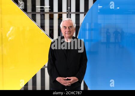 REDAKTIONELLE VERWENDUNG NUR Künstler Daniel Buren enthüllt ein permanentes Kunstwerk mit dem Namen &Ocirc;Diamonds and Circles&Otilde; Works &Ocirc;in situ&Otilde; im Londoner Tottenham Court Road Station, das von Art On The Underground in Auftrag gegeben wurde. Stockfoto