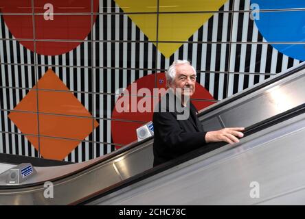 REDAKTIONELLE VERWENDUNG NUR Künstler Daniel Buren enthüllt ein permanentes Kunstwerk namens "Diamonds and Circles" Works "in situ", im Tottenham Court Road Station in London, das von Art On The Underground in Auftrag gegeben wurde. Stockfoto