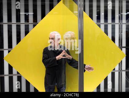 REDAKTIONELLE VERWENDUNG NUR der Künstler Daniel Buren enthüllt ein permanentes Kunstwerk namens ÔDiamonds and CirclesÕ Works Ôin situÕ im Londoner Tottenham Court Road Station, das von Art On The Underground in Auftrag gegeben wurde. Stockfoto