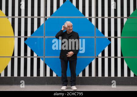 REDAKTIONELLE VERWENDUNG NUR Künstler Daniel Buren enthüllt ein permanentes Kunstwerk namens "Diamonds and Circles" Works "in situ", im Tottenham Court Road Station in London, das von Art On The Underground in Auftrag gegeben wurde. Stockfoto