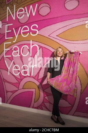 REDAKTIONELLE VERWENDUNG NUR Kuratorin Anna Farthing mit einem Kleid, das zu ihm gehörte, und einem Druck aus dem Kleid von Monica Jones, der Geliebten von Philip Larkin, auf dem Display in Larkin: New Eyes Each Year, eine Ausstellung, die diese Woche in der Brynmor Jones Library der University of Hull im Rahmen der Hull UK City of Culture 2017 eröffnet wird. Stockfoto