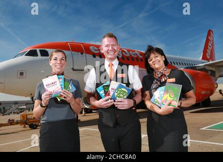 (Von links nach rechts) die Kabinencrew Ellie Hudson, Jamie Farrell und Mandy Efthimiadis beim Start des easyJet Book Club am Flughafen Gatwick in West Sussex, einer neuen Initiative, die von der Kinderautorin Dame Jacqueline Wilson unterstützt wird, um die Bildung zu fördern und Kinder zum Lesen zu ermutigen. Stockfoto