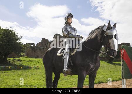 Victoria Pendleton, die doppelt olympische Goldmedaillengewinnerin, lernt im Rahmen der Einführung der Mittelaltersrittersaison von English Heritage im Kenilworth Castle in Warwickshire, zu jourieren. Stockfoto