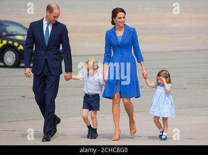 Der Herzog und die Herzogin von Cambridge, Prinz George und Prinzessin Charlotte fahren am dritten Tag ihrer fünftägigen Tour durch Polen und Deutschland vom Chopin-Flughafen in Warschau ab. DRÜCKEN Sie VERBANDSFOTO. Bilddatum: Mittwoch, 19. Juli 2017. Siehe PA Geschichte ROYAL Cambridge. Bildnachweis sollte lauten: Dominic Lipinski/PA Wire Stockfoto