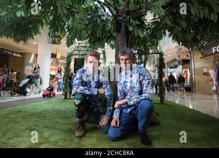 MONTAG, den 0001. JULI 24, WIRD VON SAM Bompas (links) und Harry Parr in the Future Forest, einem immersiven Erlebnis, das von Bompas &amp; Parr im Westfield Stratford City in London geschaffen wurde, als REDAKTIONELLE VERWENDUNG angeboten. Stockfoto