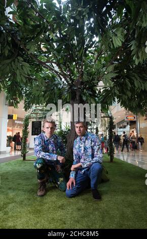 MONTAG, den 0001. JULI 24, WIRD VON SAM Bompas (links) und Harry Parr in the Future Forest, einem immersiven Erlebnis, das von Bompas &amp; Parr im Westfield Stratford City in London geschaffen wurde, als REDAKTIONELLE VERWENDUNG angeboten. Stockfoto