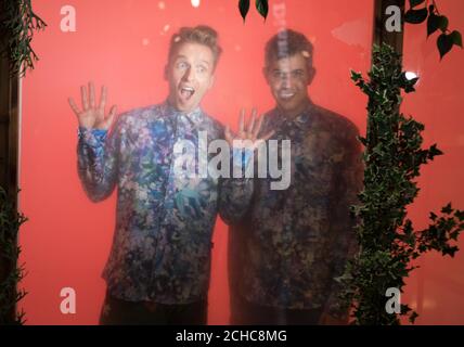 Sam Bompas (links) und Harry Parr in der Fruchtwolke des Future Forest, ein immersives Erlebnis, das Bompas & Parr im Westfield Stratford City in London geschaffen hat. Stockfoto