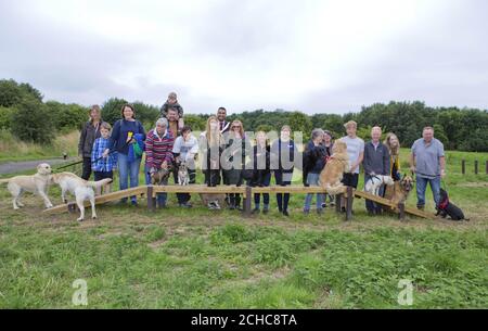 Die Bewohner von Melton Mowbray und ihre Haustiere feiern die Eröffnung eines neuen Hundeaktivitätspfad im Melton Country Park in Leicestershire, der im Rahmen der tierfreundlichen Initiativen, die vom gemeinderat und Mars Petcare eingeführt werden, eingerichtet wurde. Stockfoto