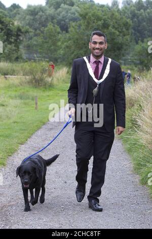 Der Bürgermeister von Melton, Cllr Tejpal Bains, und Labrador Poppy feiern die Eröffnung eines neuen Hundeaktivitätsplatts im Melton Country Park in Leicestershire, der im Rahmen der tierfreundlichen Initiativen, die vom gemeinderat und Mars Petcare eingeführt werden, eingerichtet wurde. Stockfoto