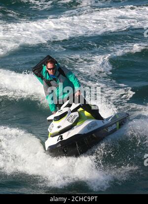 MONTAG, 21. AUGUST 0001 REDAKTIONELLE NUTZUNG NUR Ross Ceaton liefert Mahlzeiten zum Mitnehmen an Strandbesucher in Bournemouth per Jetski als On-Demand-Lieferservice Deliveroo testet eine brandneue Flotte von Aqualieferungen an der Südküste. Stockfoto