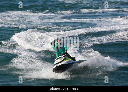 MONTAG, 21. AUGUST 0001 REDAKTIONELLE NUTZUNG NUR Ross Ceaton liefert Mahlzeiten zum Mitnehmen an Strandbesucher in Bournemouth per Jetski als On-Demand-Lieferservice Deliveroo testet eine brandneue Flotte von Aqualieferungen an der Südküste. Stockfoto