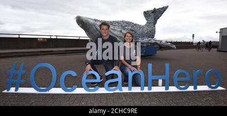 REDAKTIONELLE VERWENDUNG NUR Double Olympic Gold Medaillengewinner Ruderer James Cracknell mit Keep Wales Tidy Chief Executive Lesley Jones gemeinsam mit Sky Ocean Rescue einen 10 Meter langen Wal in Cardiff Bay, Wales enthüllen, Die vollständig aus recyceltem Kunststoff aus dem Meer, Strand reinigt und lokale Recycling-Pflanzen hergestellt, um das Bewusstsein für das Thema der Meeresgesundheit zu erhöhen. Stockfoto