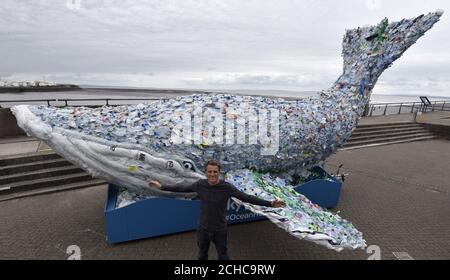 REDAKTIONELLE VERWENDUNG NUR der doppelte olympische Goldmedaillengewinner James Cracknell enthüllte gemeinsam mit Sky Ocean Rescue einen 10 Meter langen Wal in Cardiff Bay, Wales, der vollständig aus recyceltem Plastik aus dem Ozean, Strandreinigern und lokalen Recyclingpflanzen hergestellt wird, um das Bewusstsein für das Thema Meeresgesundheit zu schärfen. Stockfoto