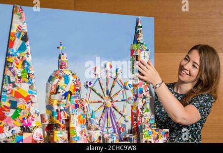 REDAKTIONELLE VERWENDUNG NUR Laura Jackson betrachtet ein Kunstwerk, das die Skyline von London zeigt, das vollständig aus recyceltem Müll im Museum of London im Rahmen der Ausstellung "City is Ours" geschaffen wurde, die die Freuden und Frustrationen des Stadtlebens untersucht. DRÜCKEN SIE ZUORDNUNG. Bilddatum: Dienstag, 22 2017. August. Bis zum 2. Januar 2018 wird in der interaktiven Ausstellung darüber nachdenkt, was die Zukunft für London bereithält und wie Bevölkerungswachstum, Recycling, Luftqualität, Verkehr, Grünflächen und was wir als Bürger tun können, um unsere Städte nachhaltiger zu gestalten. Bildnachweis sollte lauten: Dominic Lipinski/PA Wir Stockfoto